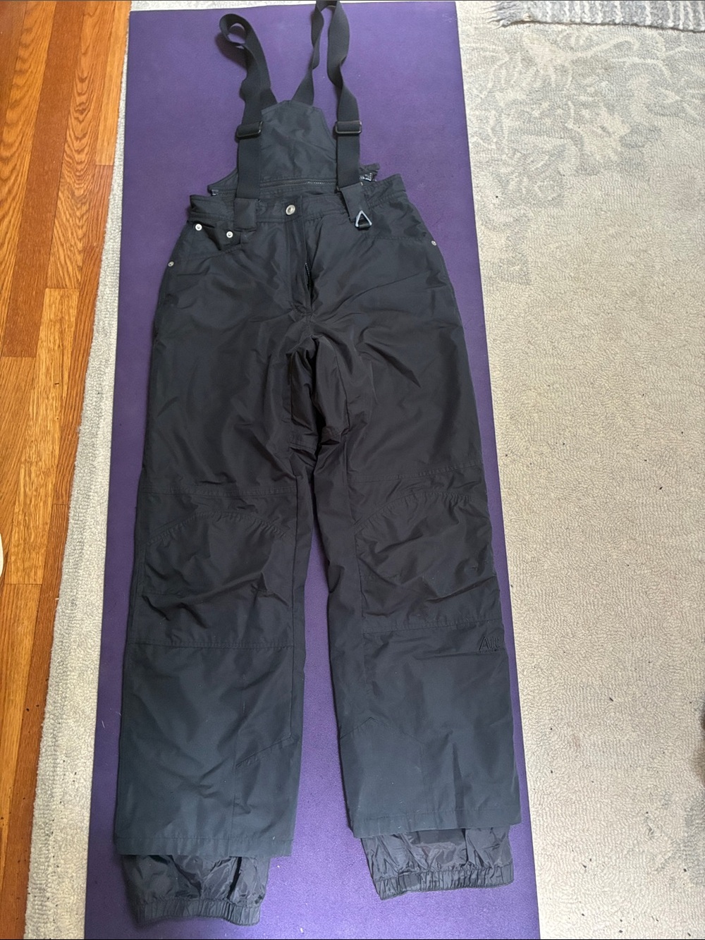 Obermeyer Women’s ski bibs. Size 6